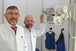 Dr. Otto und Dr. Gronau am Röntgengerät